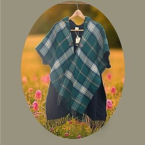 St John’s Bay Plaid Poncho. NWT
Green/Navy Plaid. OS